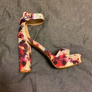 NEW W/O TAGS super cute pair of platform heels by Dream Pairs (size 7)